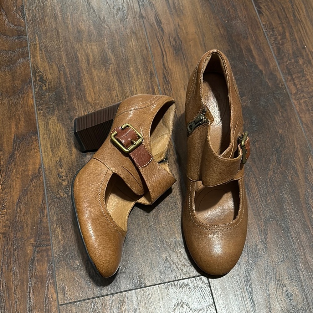 Clarks Brown Distressed Leather Women's Block Heels with Buckle And Zipper - Picture 2 of 9